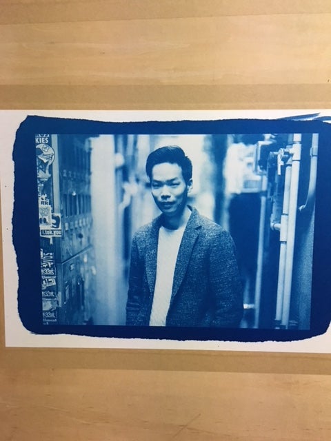 ガラスに自分自身を写す。江戸時代からの昔ながらの撮影方法「湿板写真