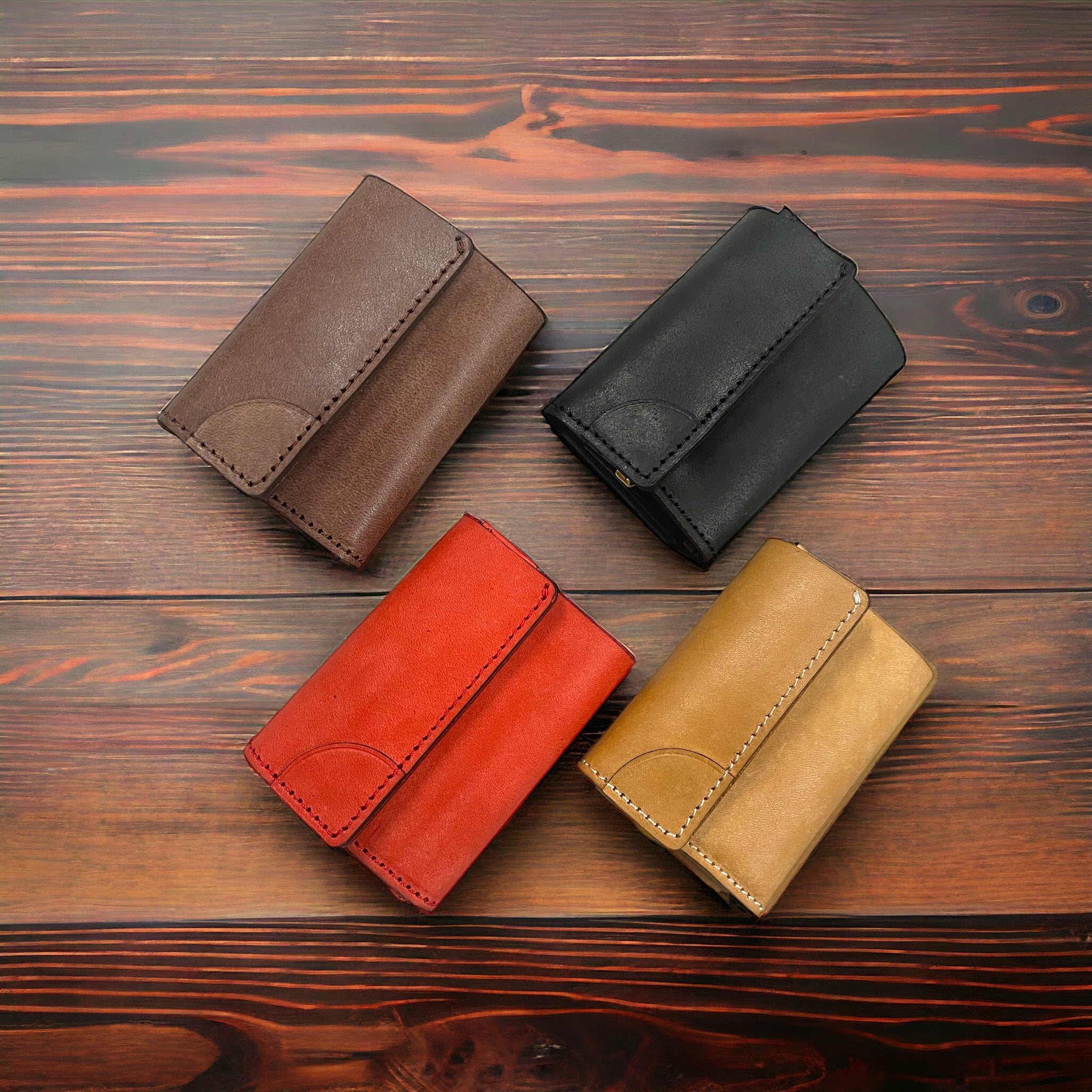 サイズの限界に挑戦！手の中に収まるサイズの超コンパクト三つ折り財布