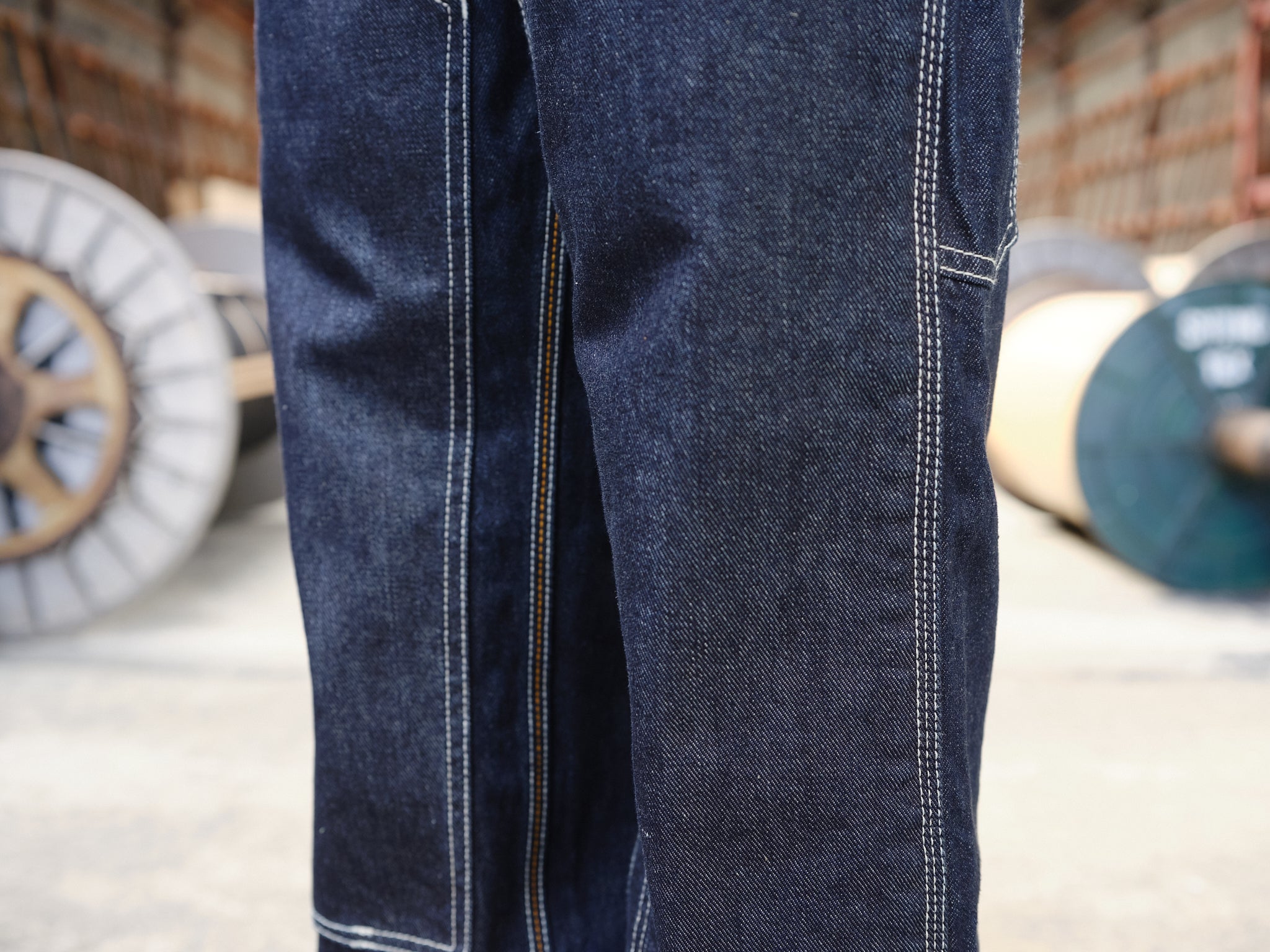 デニムの産地『福山』からおくる、生地の違いを楽しむダブルニーデニム