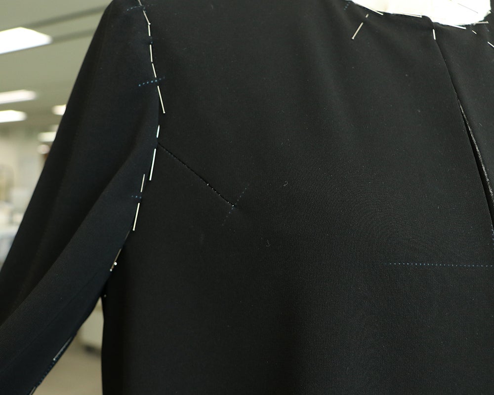 前開きで楽に着られる！東京ソワールが贈る「進化系・たためるブラック