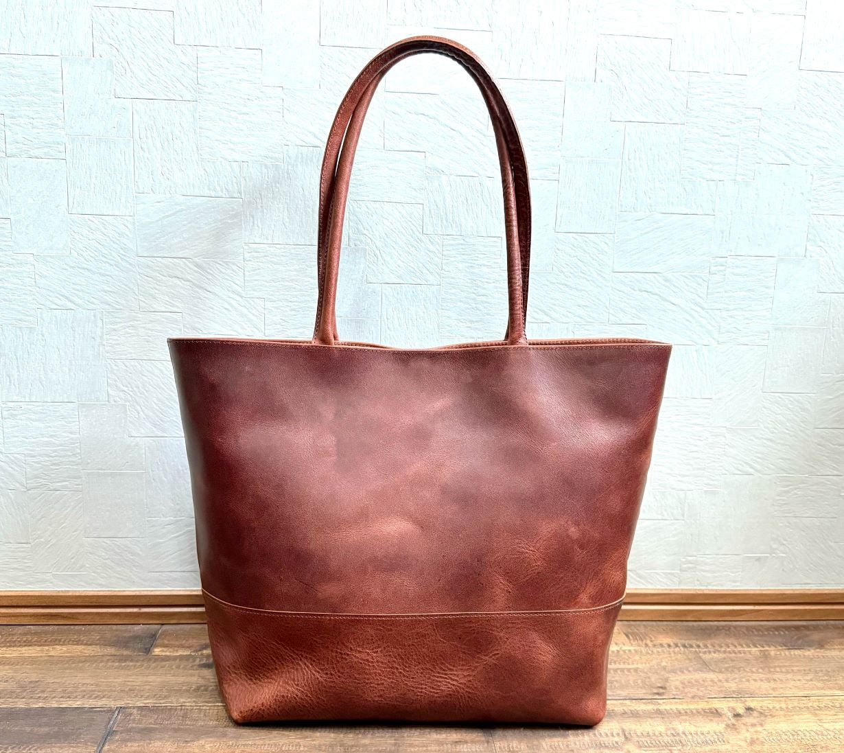 本革の深い味わいで大人の雰囲気を纏う『本革ヴィンテージトート for