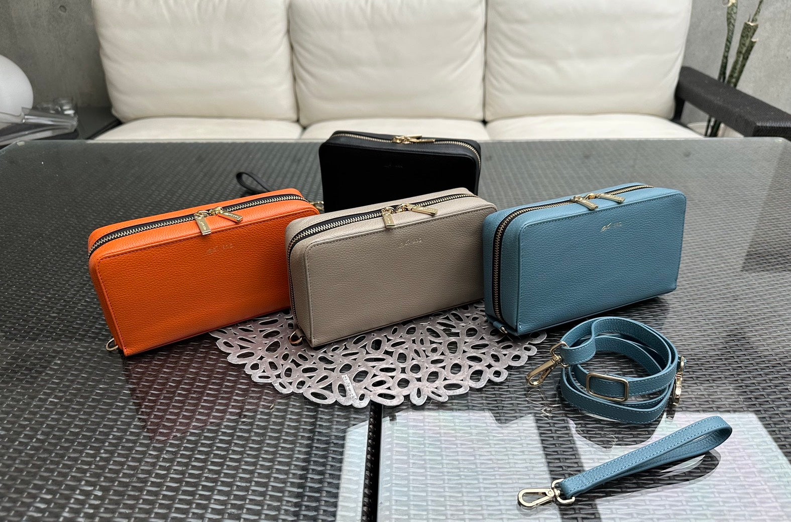 Makuake｜キャリーケースの不便を解消！倒すこと無く荷物を出し入れ