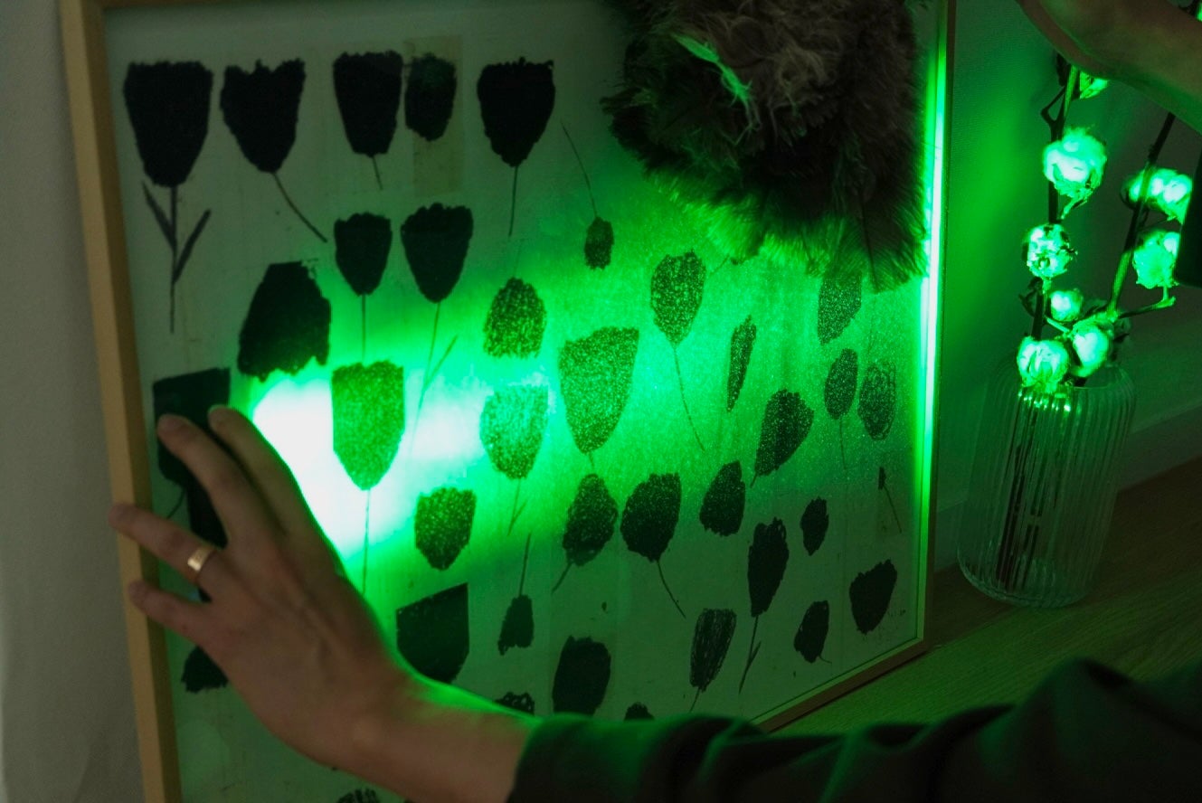 掃除の新常識】見えない微細な塵やホコリを圧倒的視覚化！ LED照射