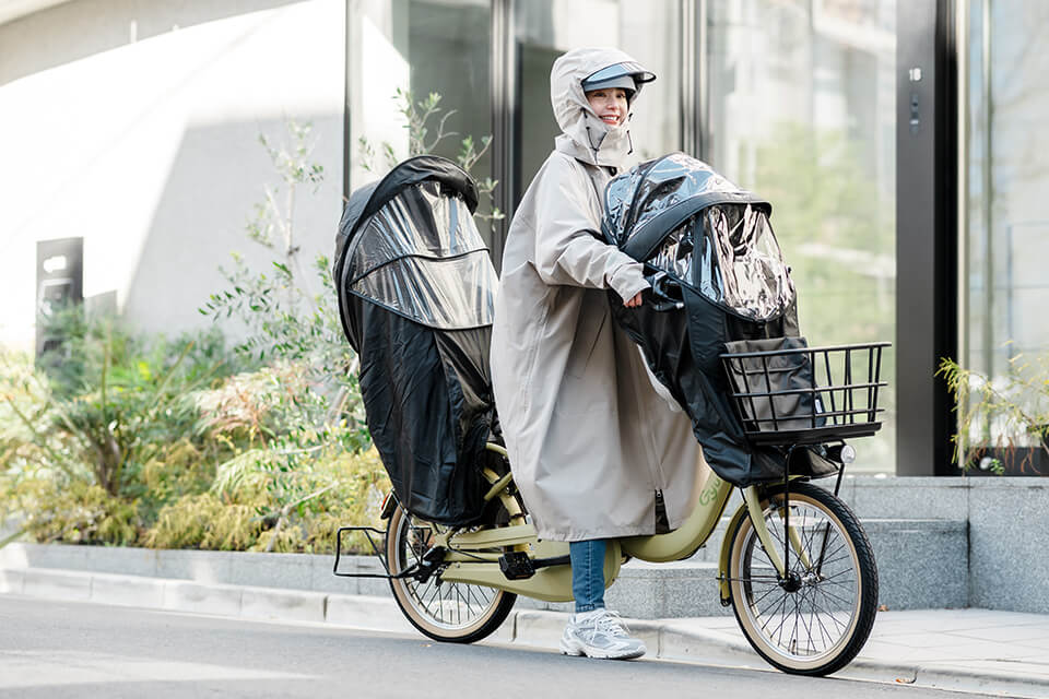 Ike project ポンチョ 雨が待ち遠しくなる。ヘルメット対応で自転車走行の安全性も追求