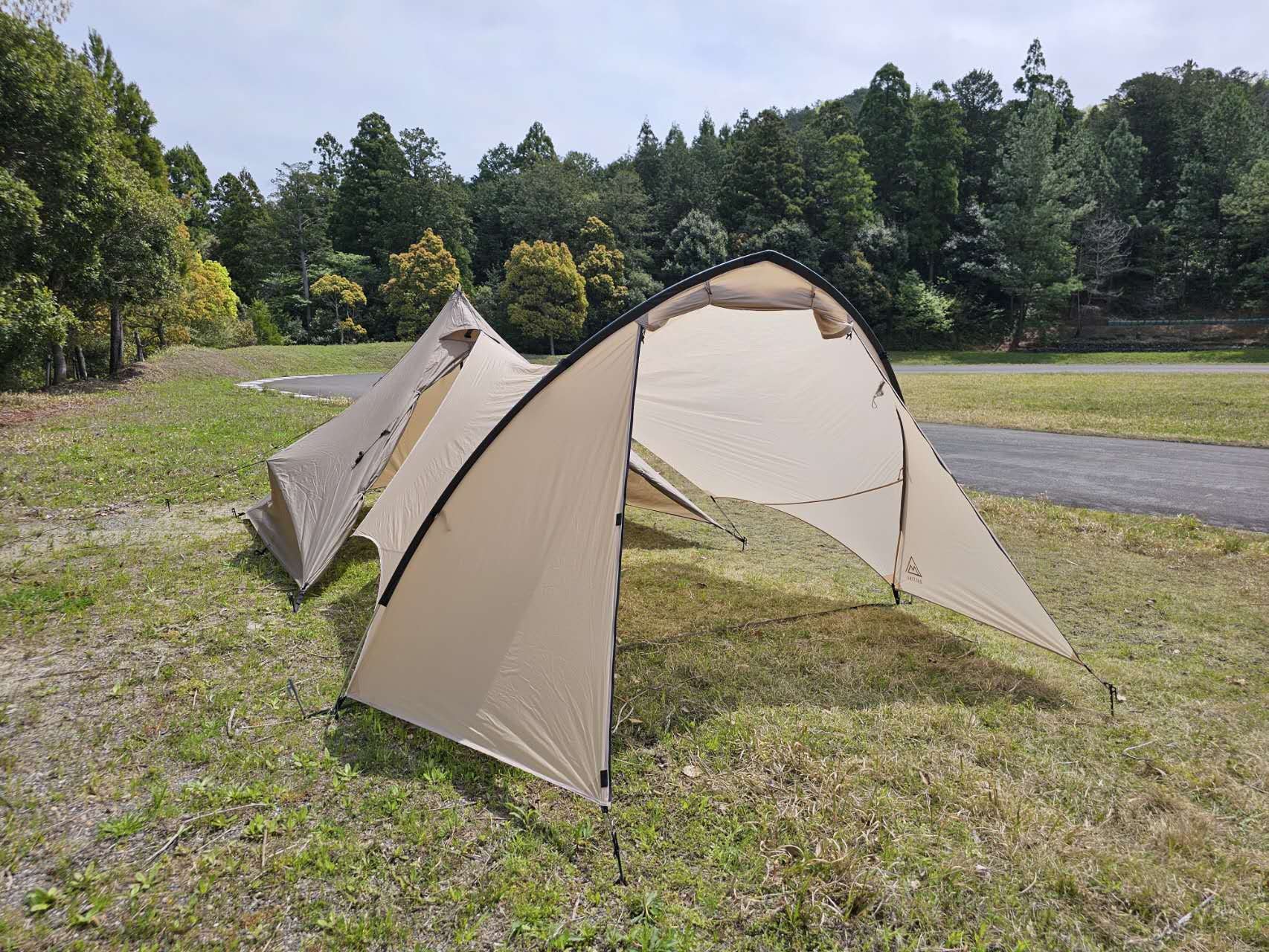 お持ちのキャンプテントに付けるだけ！シェルターで前室拡張、雨・風も