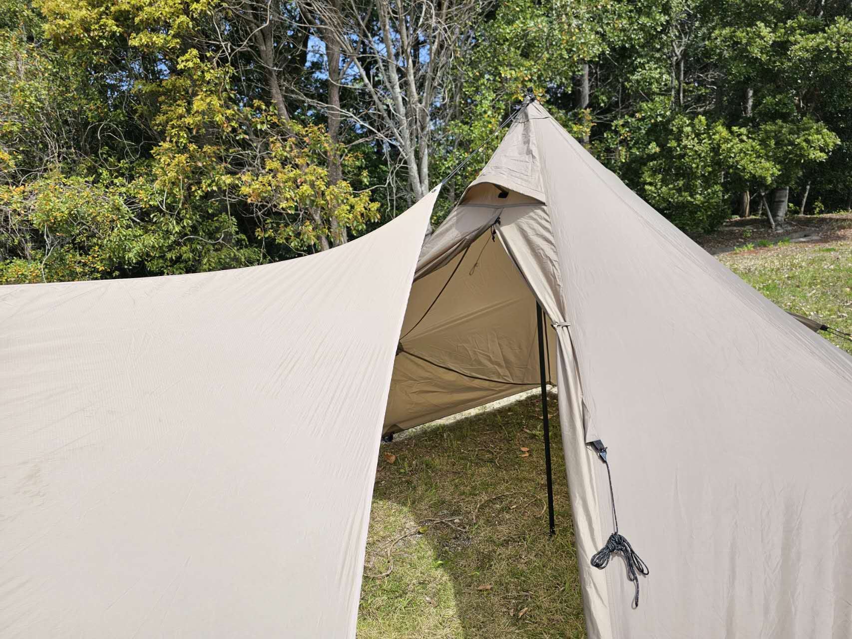 お持ちのキャンプテントに付けるだけ！シェルターで前室拡張、雨・風も