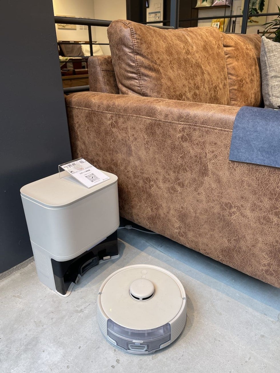 お部屋の隅々まできれいにするロボット掃除機【JSFコラボモデル登場