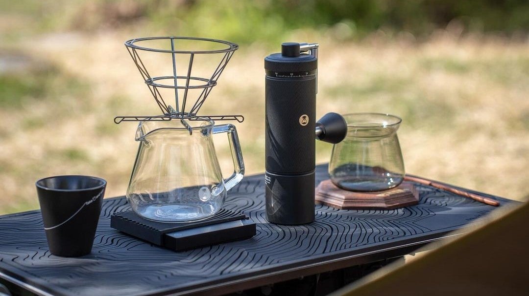 極細フレームがガスを逃がして香り引き出す。注ぎ方で味わいを調整する