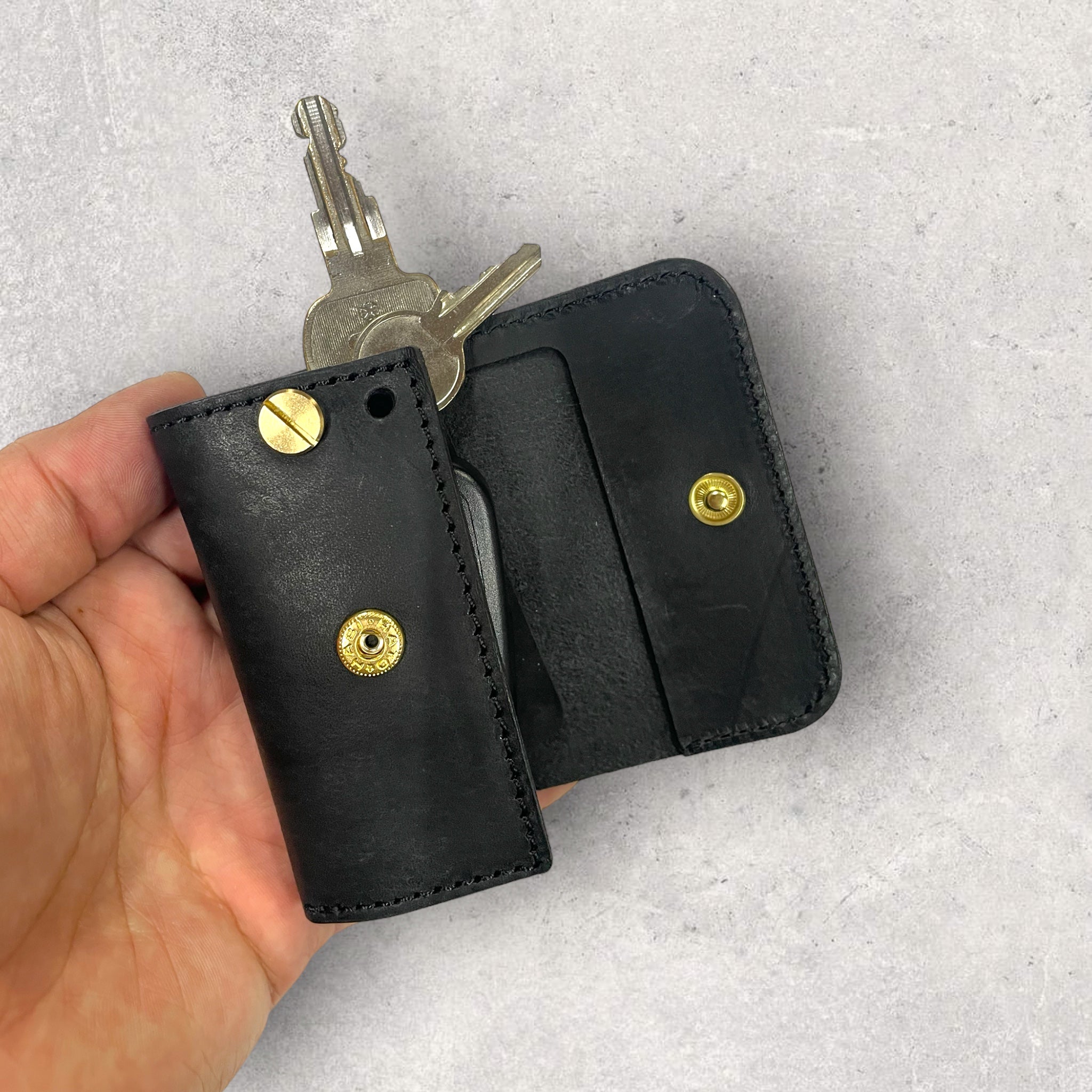 キーレスも鍵も2秒で出せる！コンパクトなキーケース【fleurs