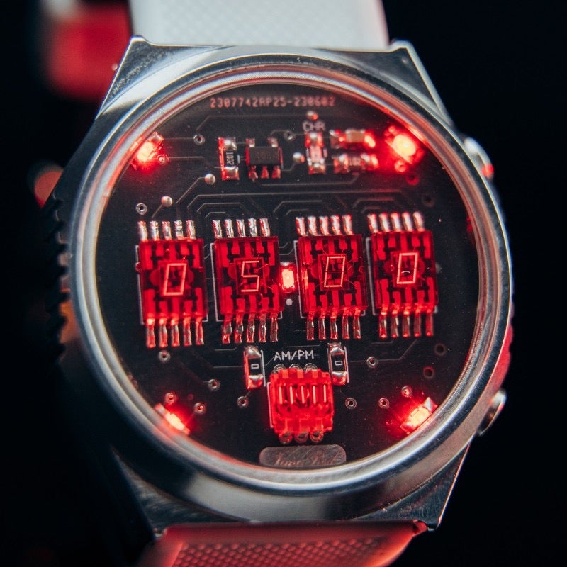 セグが動く？レトロを追求したメカニクルな腕時計【TIME RED WATCH