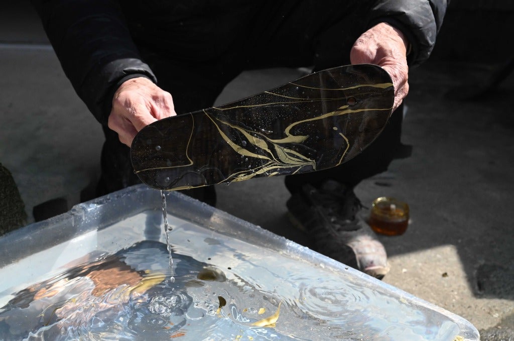 見とれるツヤ感。引き立つ木目。墨流しで生まれる一点物のデザインが