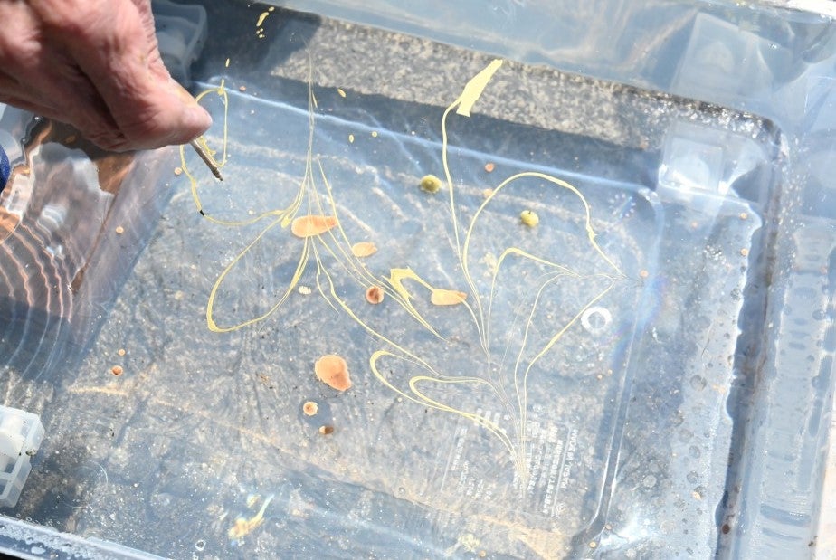 見とれるツヤ感。引き立つ木目。墨流しで生まれる一点物のデザインが