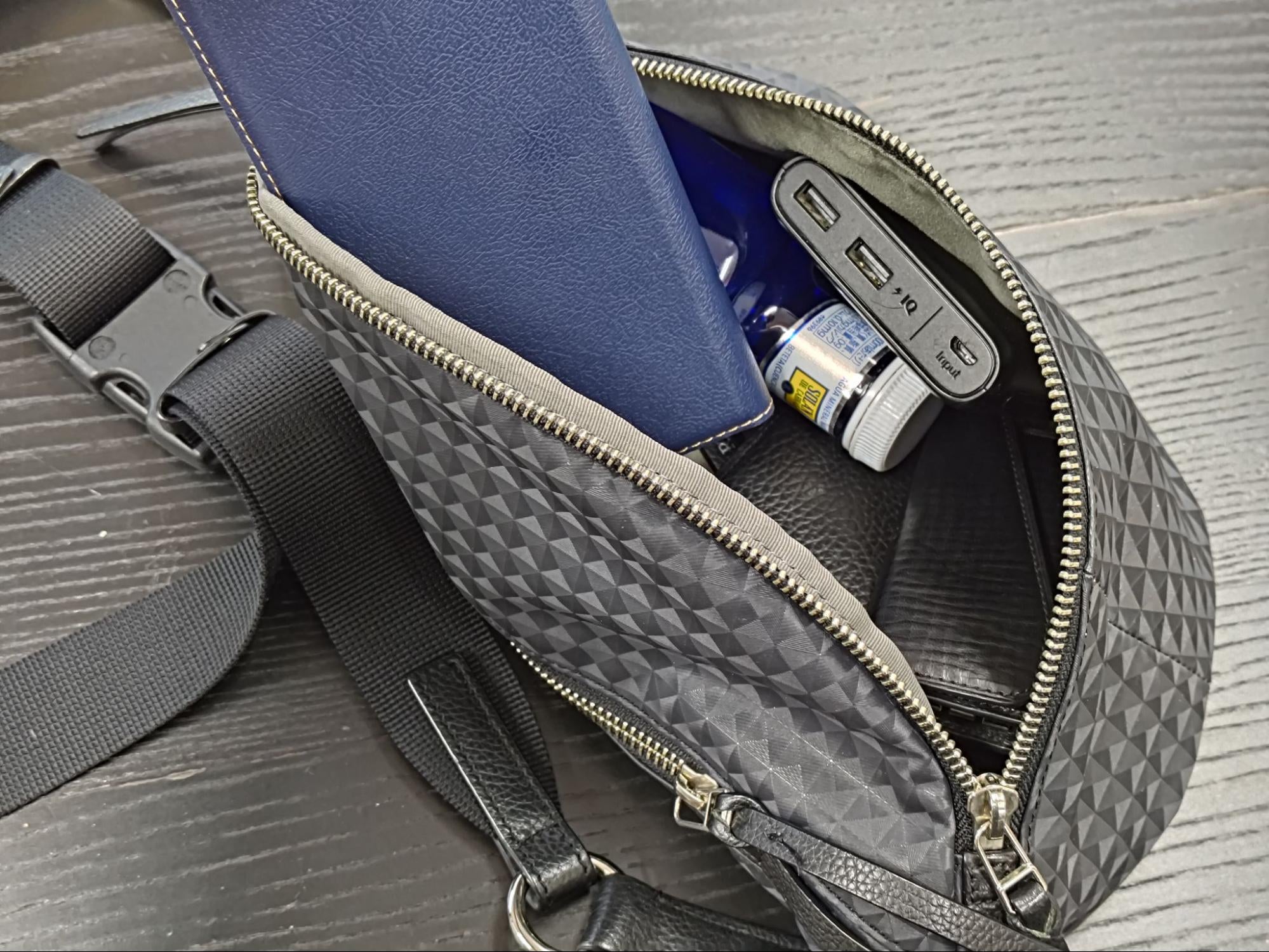 着脱1秒！革なのに耐水！ 大容量の大人ボディバッグ｜マクアケ