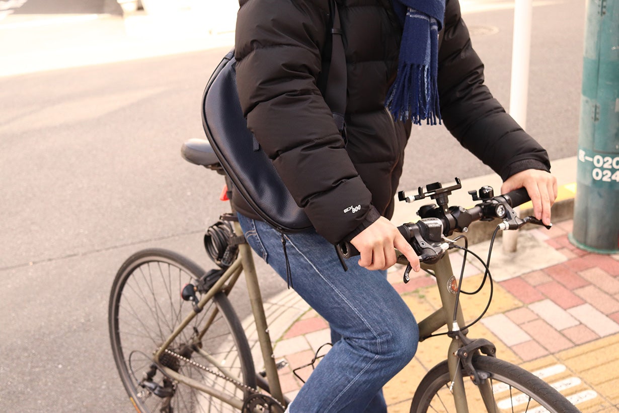 着脱1秒！革なのに耐水！ 大容量の大人ボディバッグ｜マクアケ
