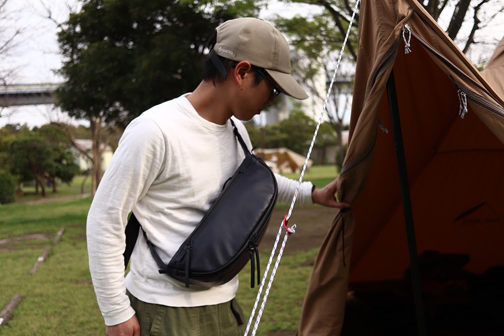 着脱1秒！革なのに耐水！ 大容量の大人ボディバッグ｜マクアケ