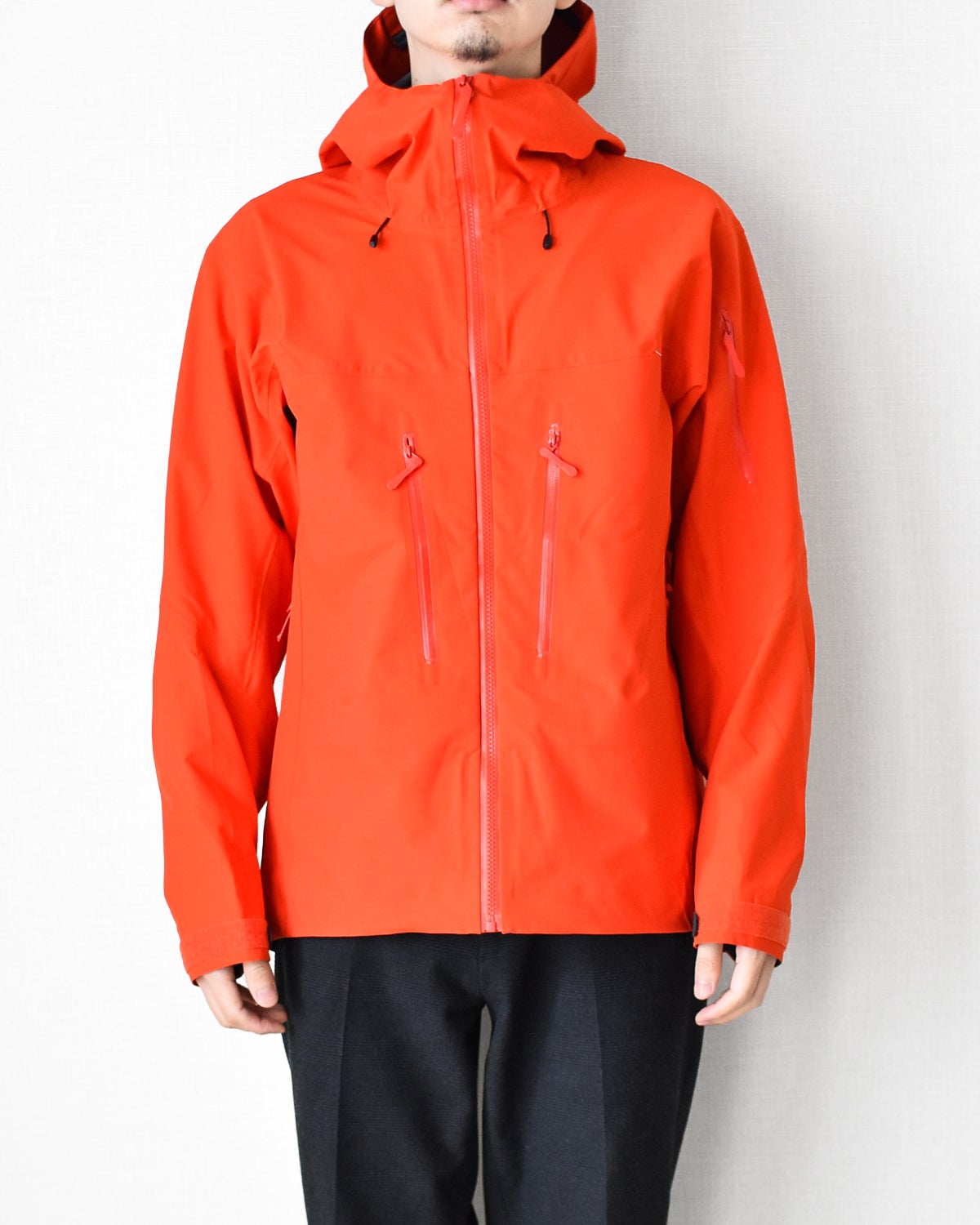 オンからオフまで重宝する、高性能な次世代パーカーを1万円台から