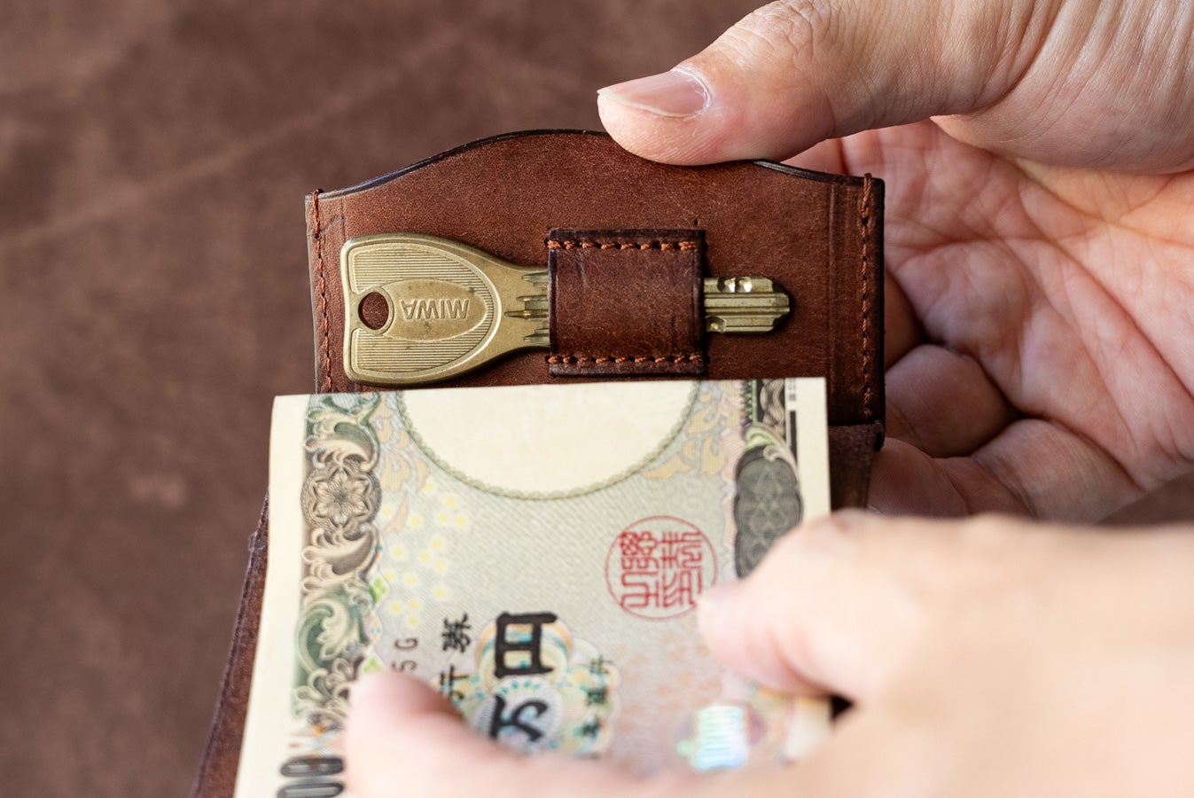 手に収まる気持ちよさ。革職人の技術を詰め込んだカード未満