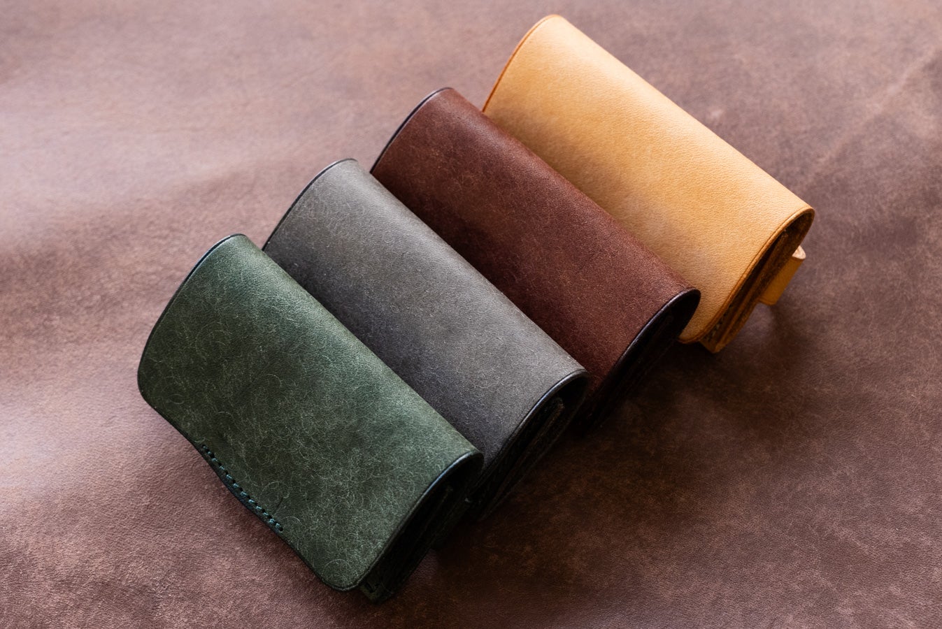 手に収まる気持ちよさ。革職人の技術を詰め込んだカード未満