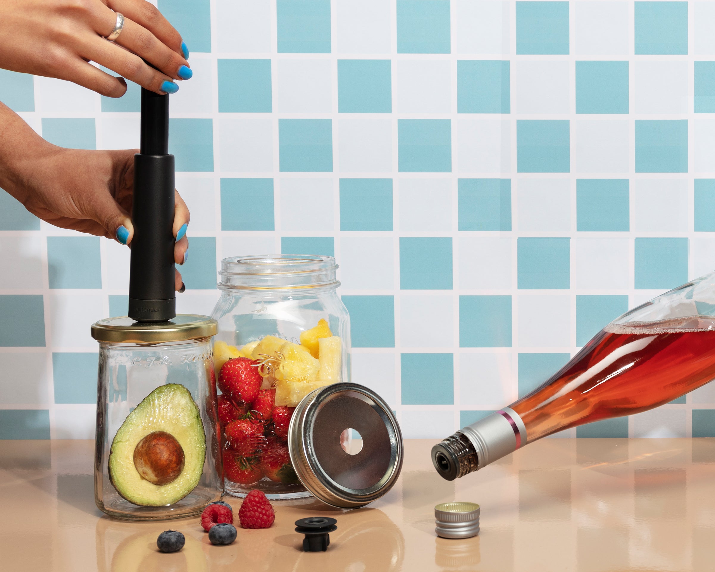 瓶があなた専用の真空容器に！鮮度が最大5倍長持ちする真空ツール