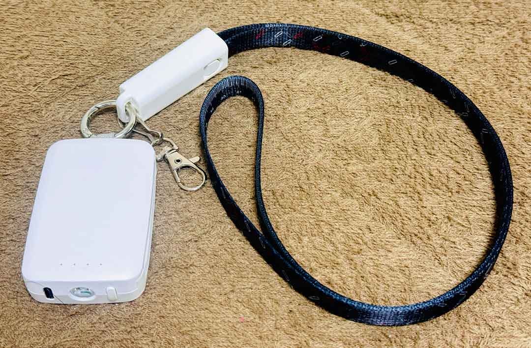 極小サイズ4000mAhバッテリー、2ケーブル内蔵2台同時充電、LEDライト