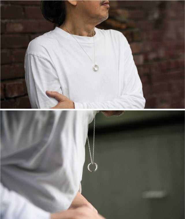 2つに分かれる特殊ギミック付シルバーリング。刻印されたフレーズが