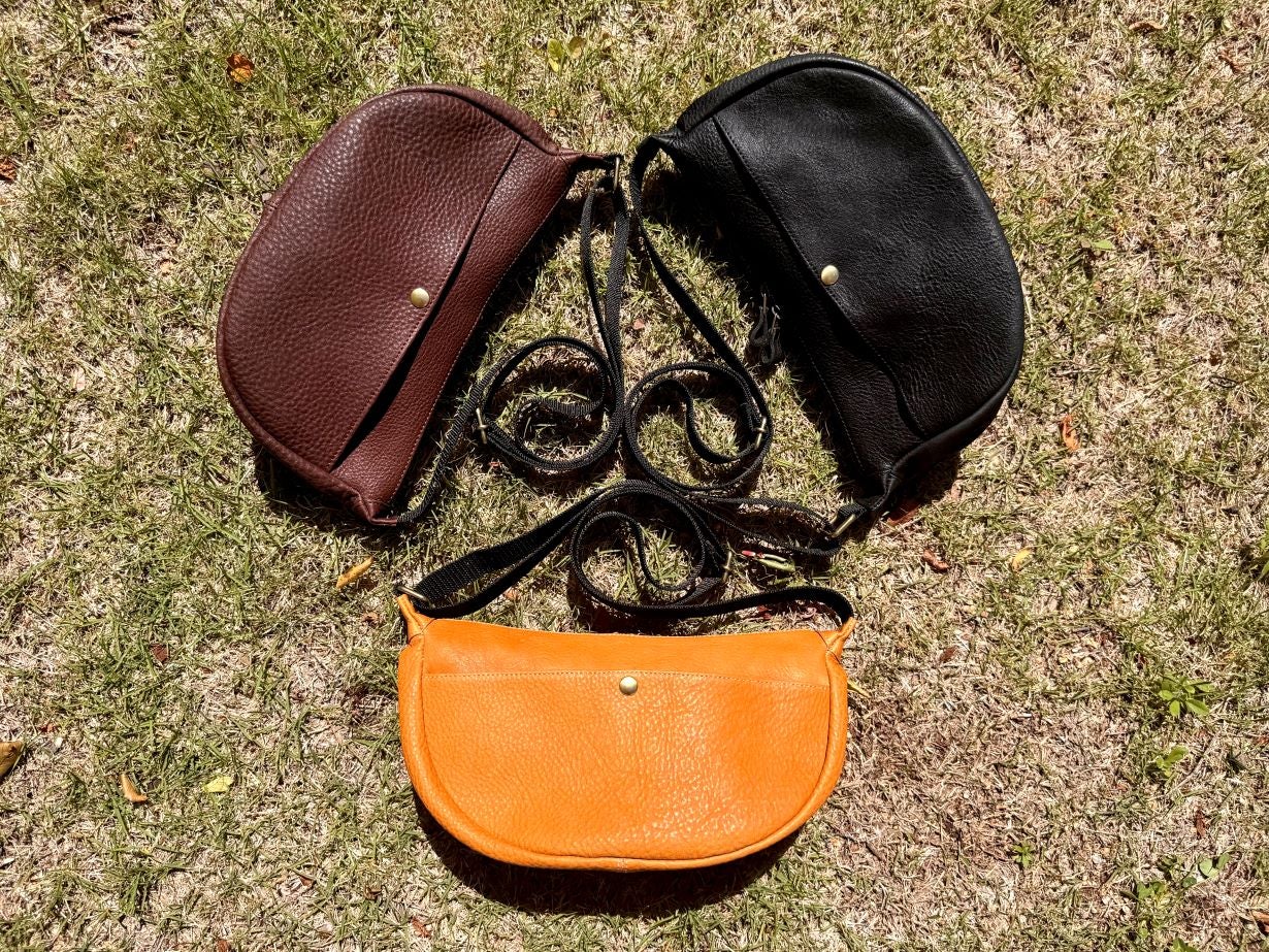 コンパクトでもしっかり入る！もちもち質感の本革で一生モノを育てる