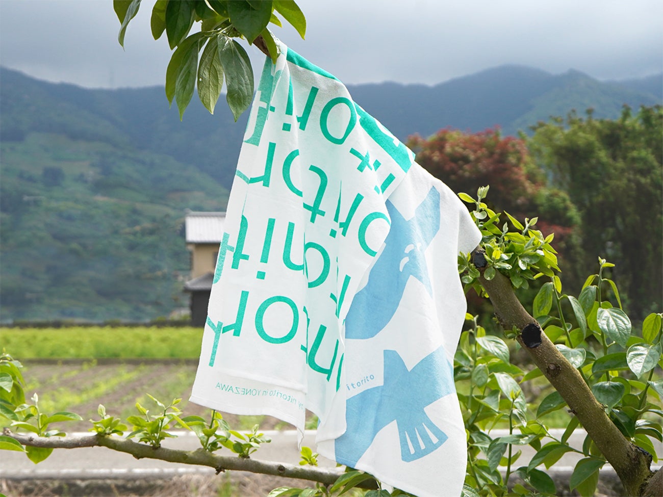 汗をしとめ、清涼感をまとう。ストール専門ブランドが提案する新感覚