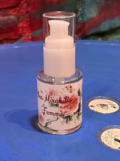 オレアミラビリィス　フォー　フェム　美容液　30ml Olea MIrabilis for Femme( オレアミラビリィスフォーフェム