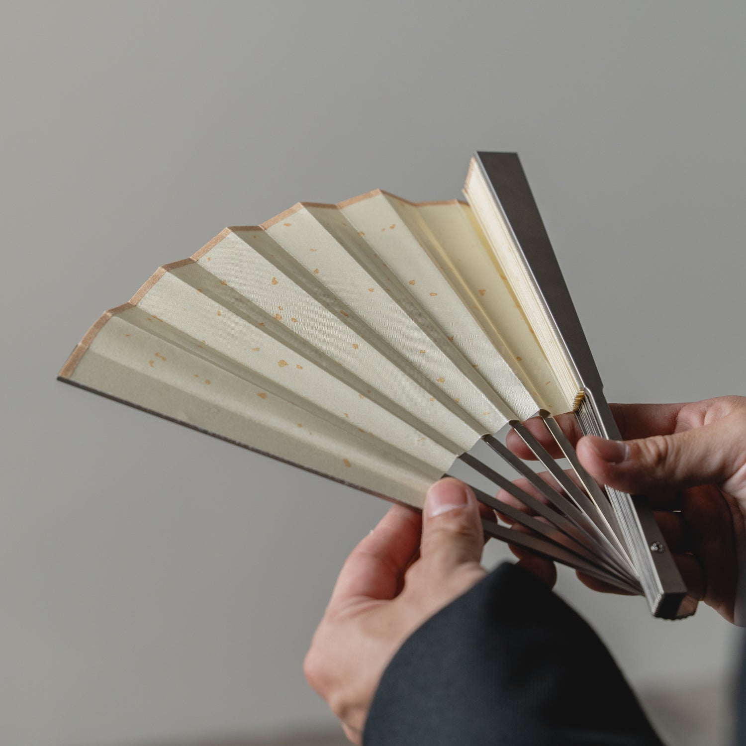 Makuake｜航空機グレードチタンとシルクのプレミアムな扇子：TTi-FAN