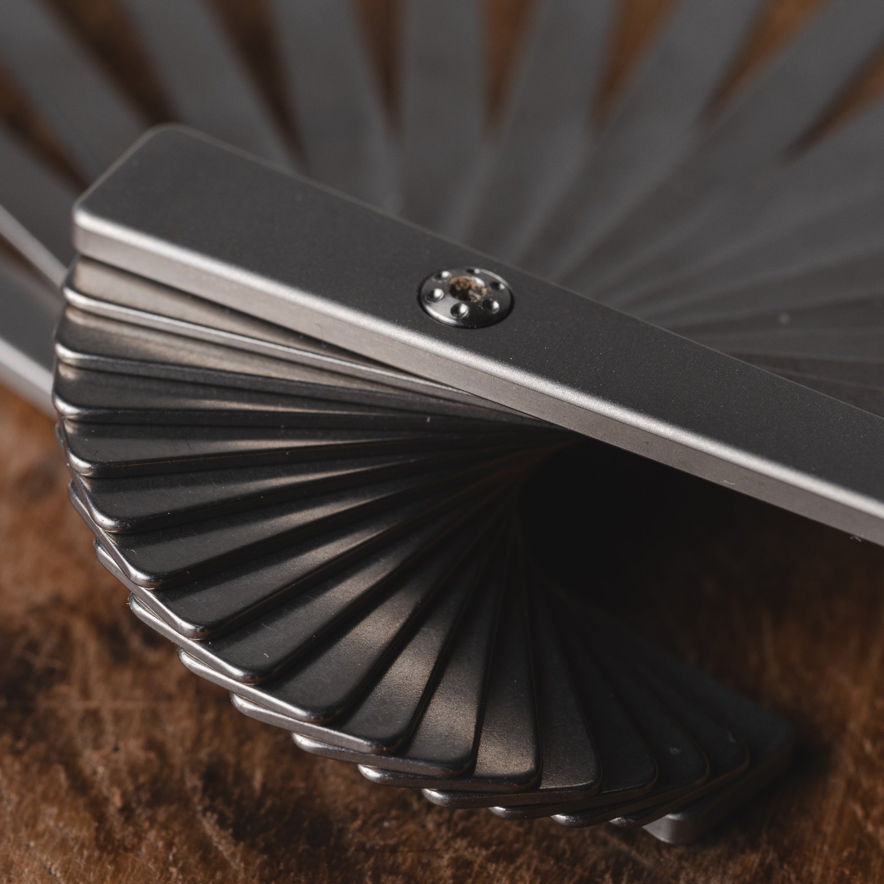 Makuake｜航空機グレードチタンとシルクのプレミアムな扇子：TTi-FAN