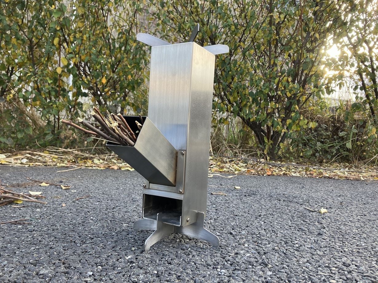 Allステンレスの携帯ロケットストーブ。本格派が野遊びの可能性を