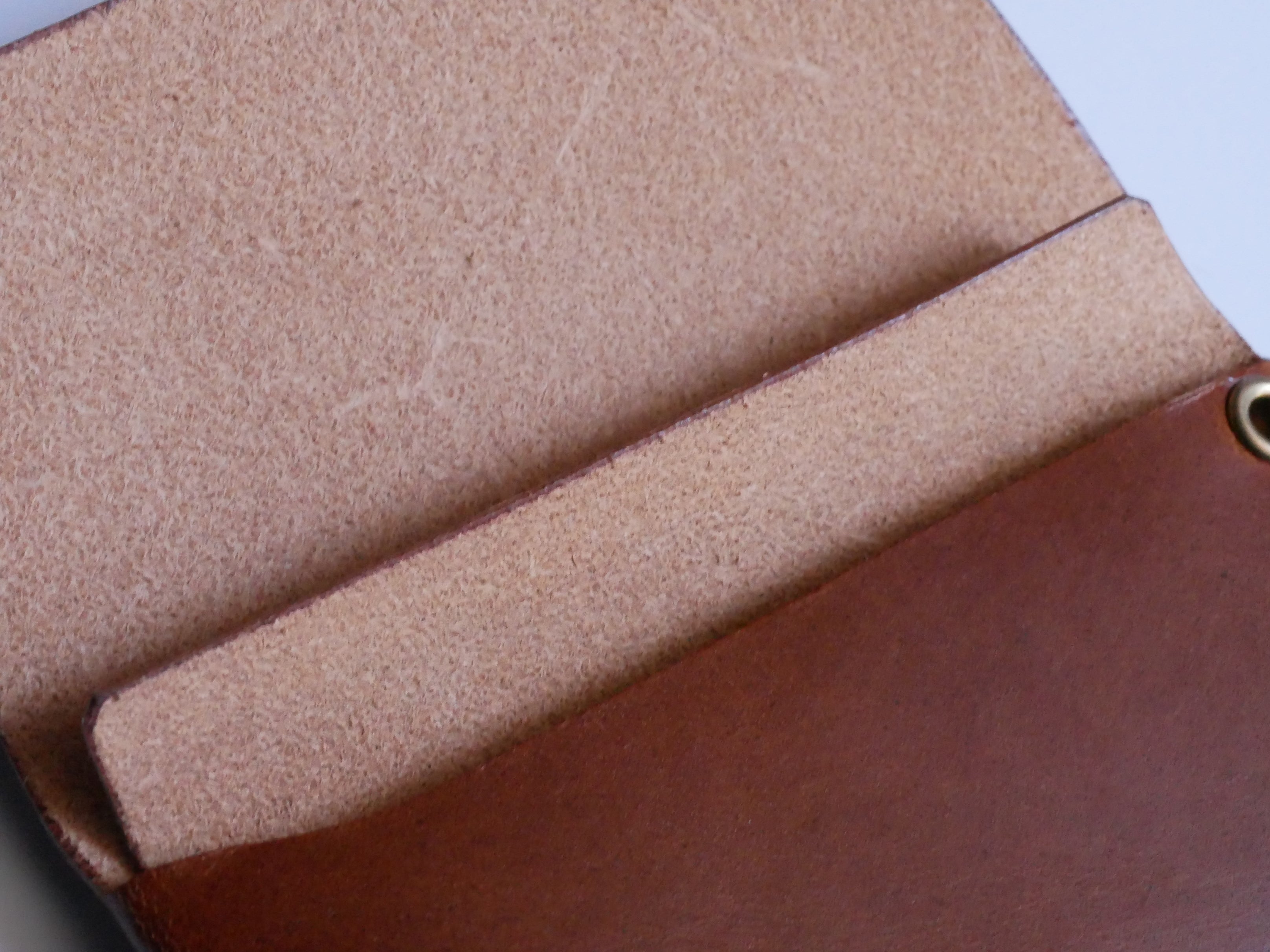 限界ギリギリの薄さとサイズに挑む！三つ折り財布「usuha-peta