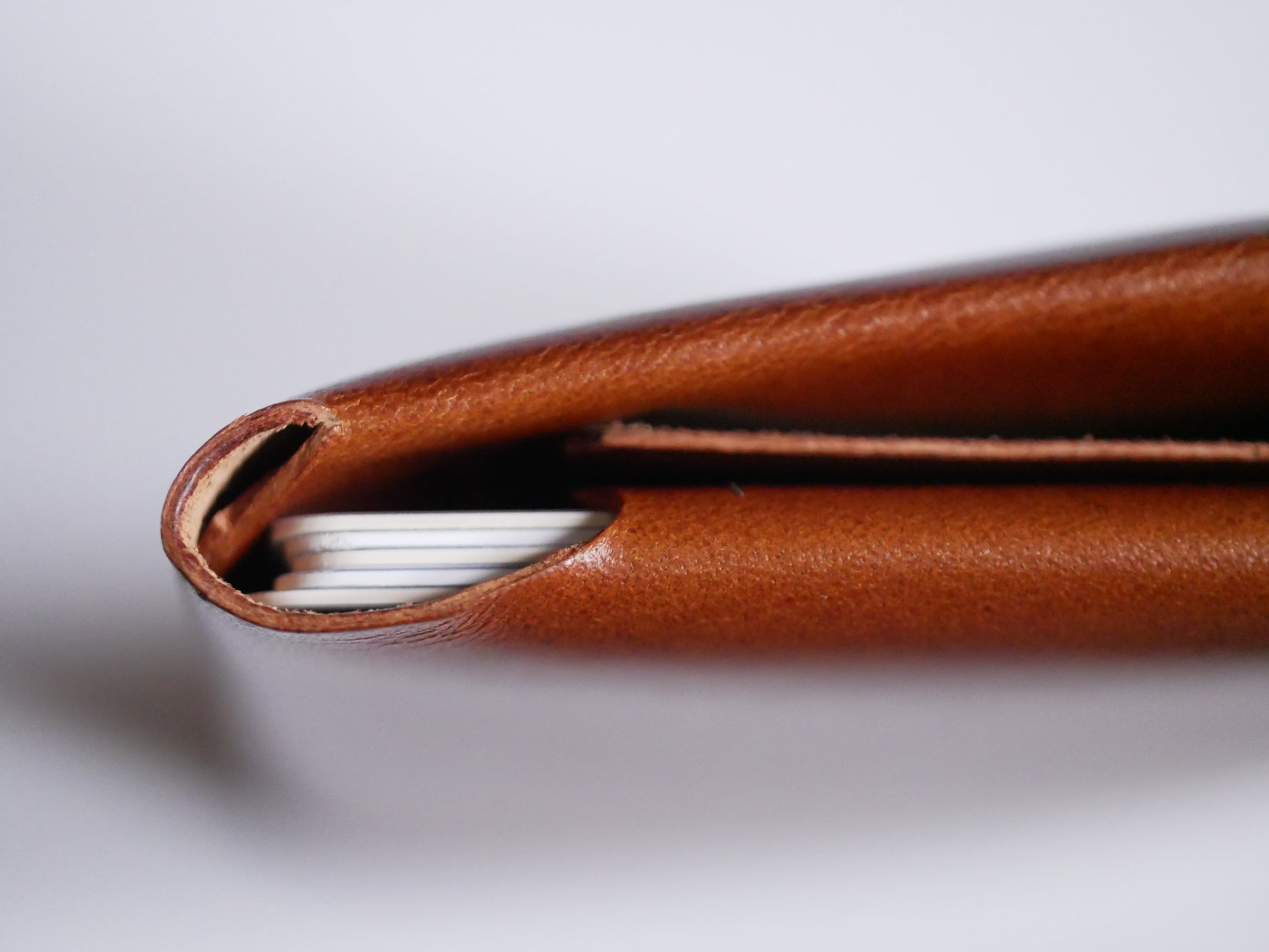 usuha-peta クリスペルグリージオ 限界ギリギリの薄さとサイズに挑む！三つ折り財布「usuha-peta