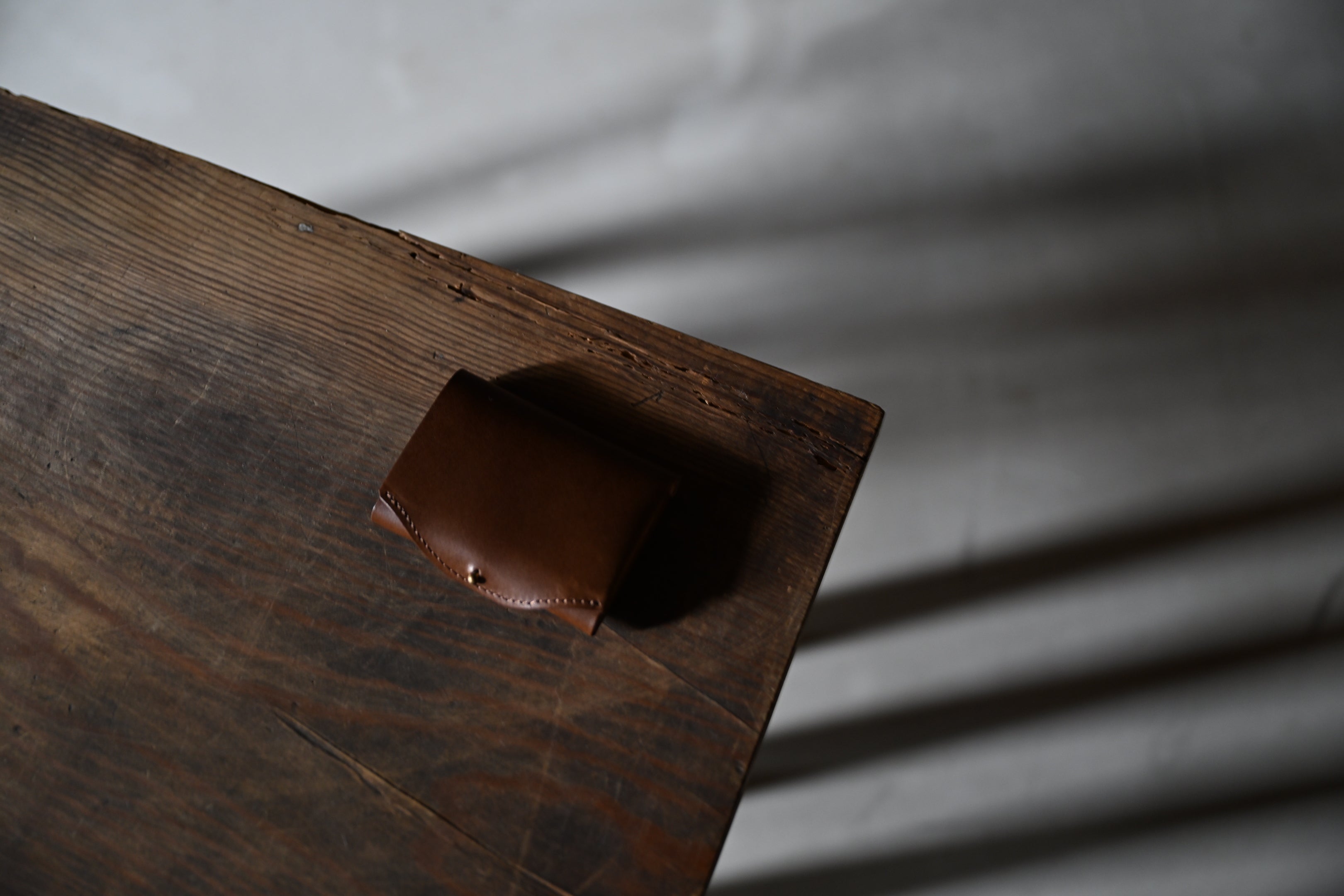 限界ギリギリの薄さとサイズに挑む！三つ折り財布「usuha-peta