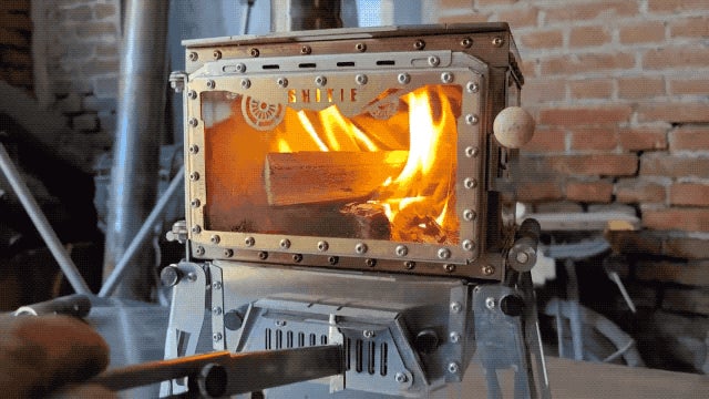 テーブルに置ける、小型ながら本格薪ストーブでキャンプ・焚き火