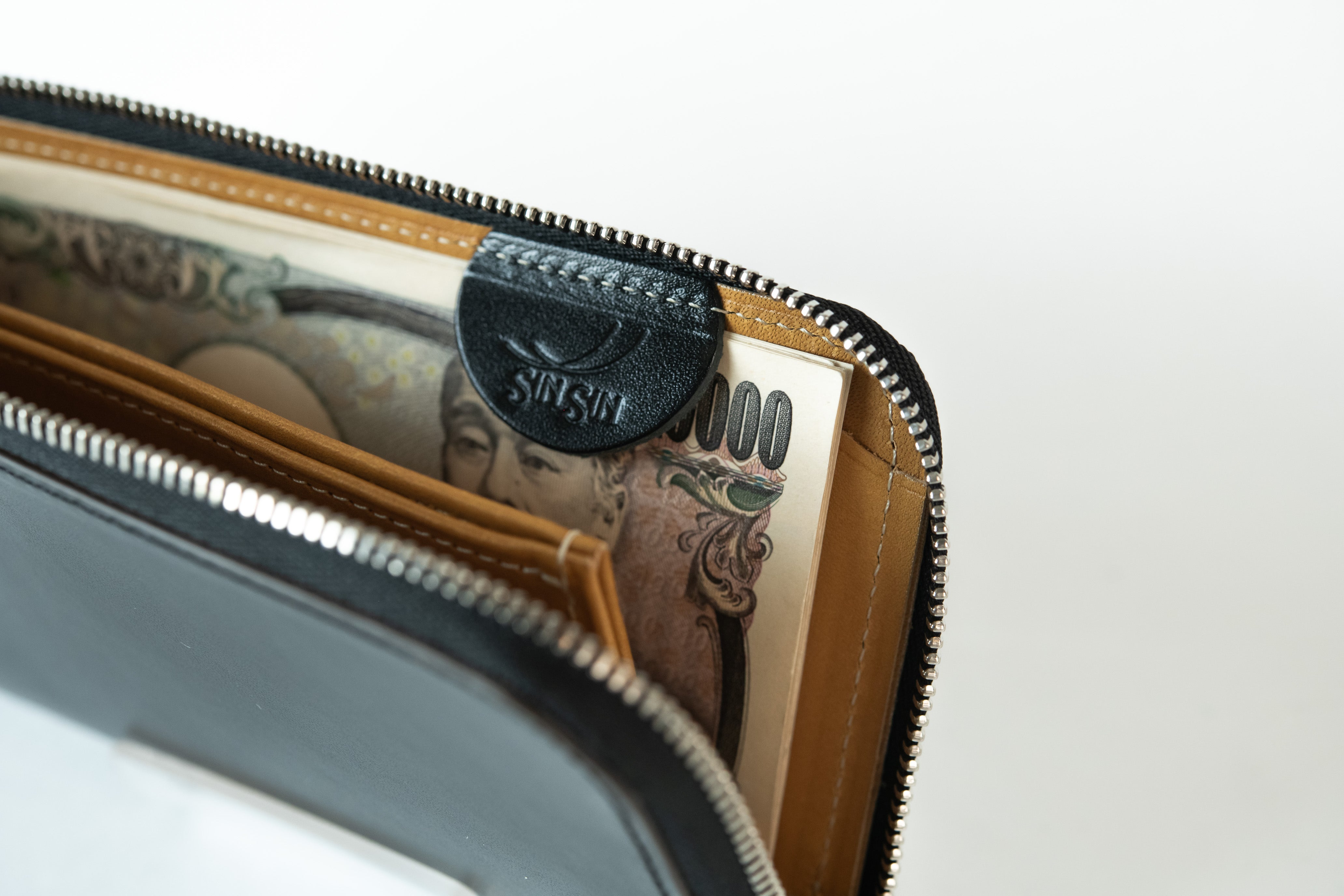 shin leather 長財布 財布職人が最小の限界に挑んだL型ジップ「キャッシュレス時代の