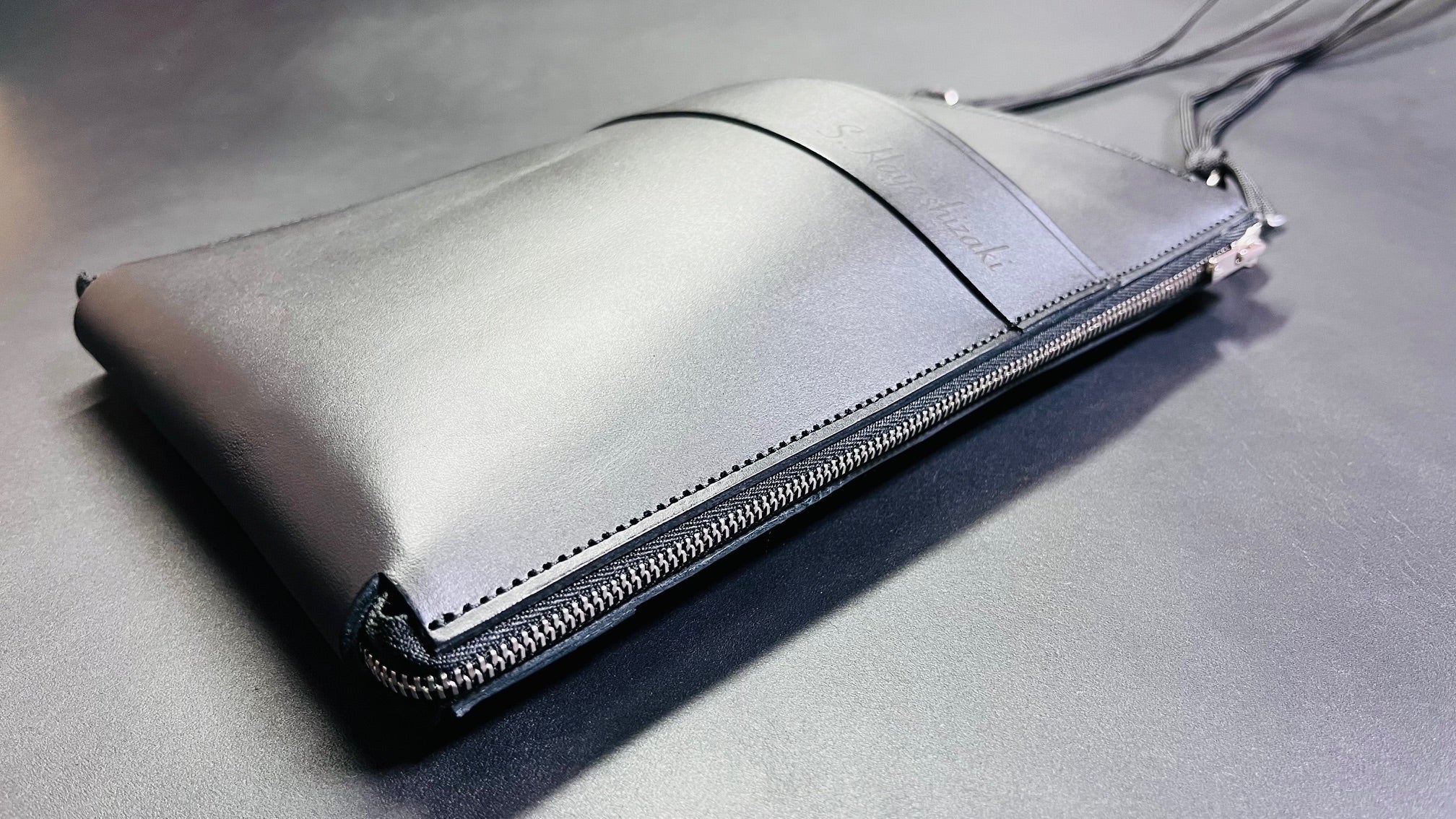 メッセージスマホポーチ3」両脇ファスナーを開くと収納量が約1.5倍に