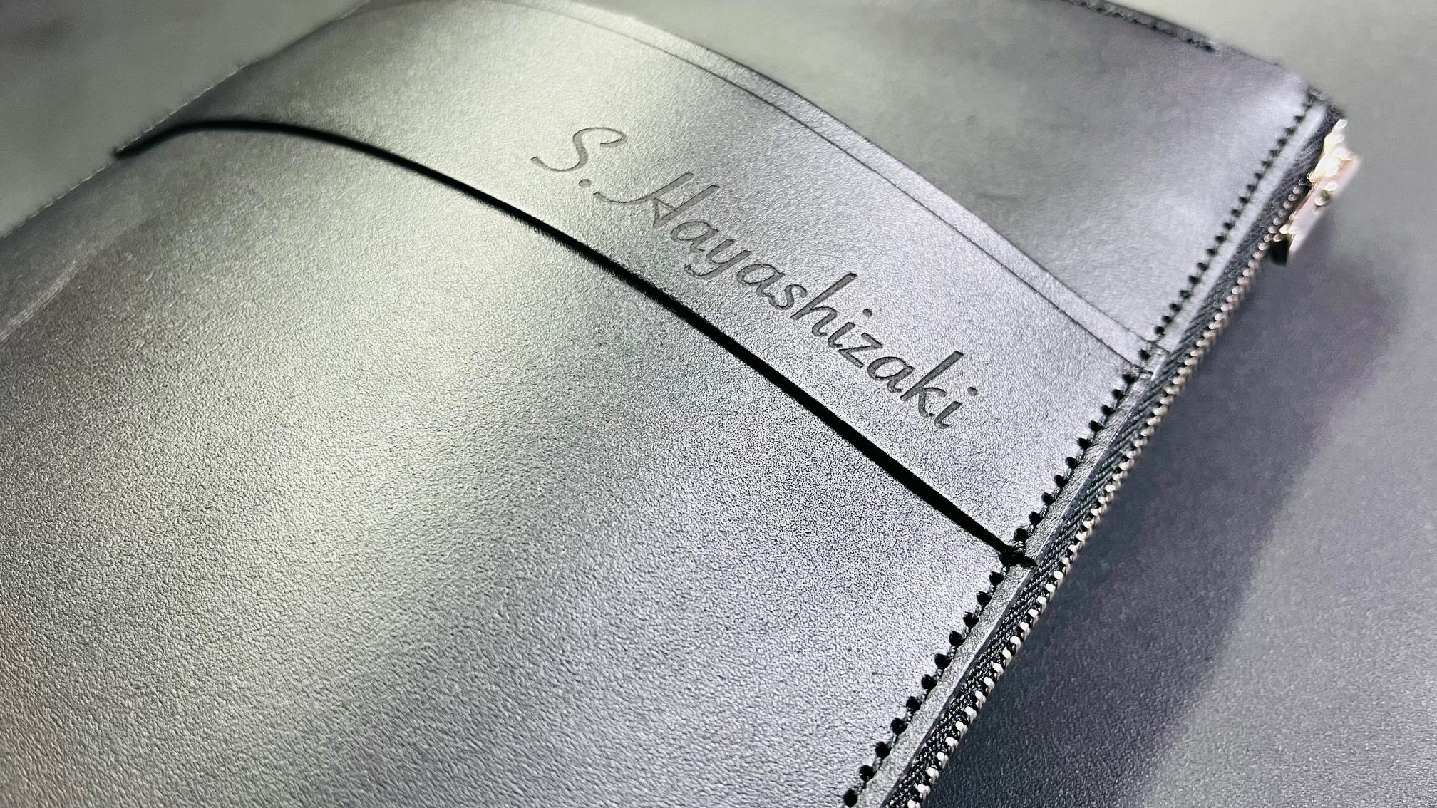 メッセージスマホポーチ3」両脇ファスナーを開くと収納量が約1.5倍に