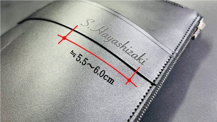 メッセージスマホポーチ3」両脇ファスナーを開くと収納量が約1.5倍に