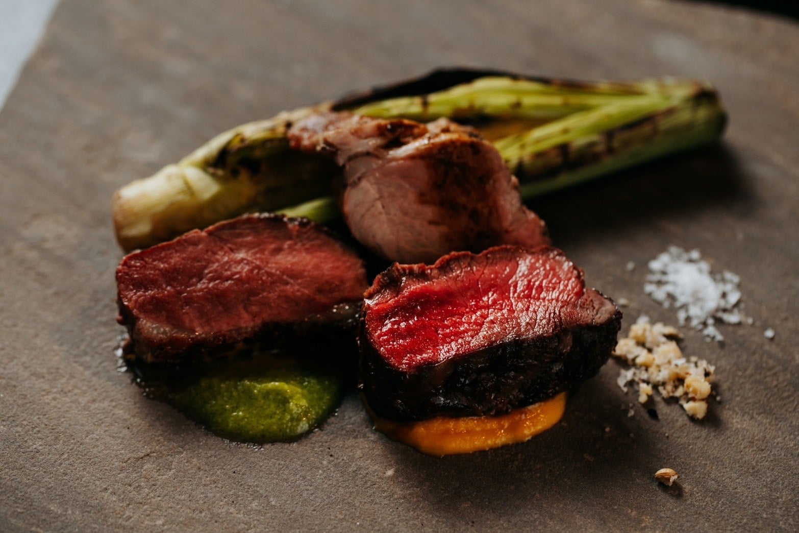 鹿児島に薪焼き料理の新店が誕生。驚愕の16品×厳選酒の特別コースを