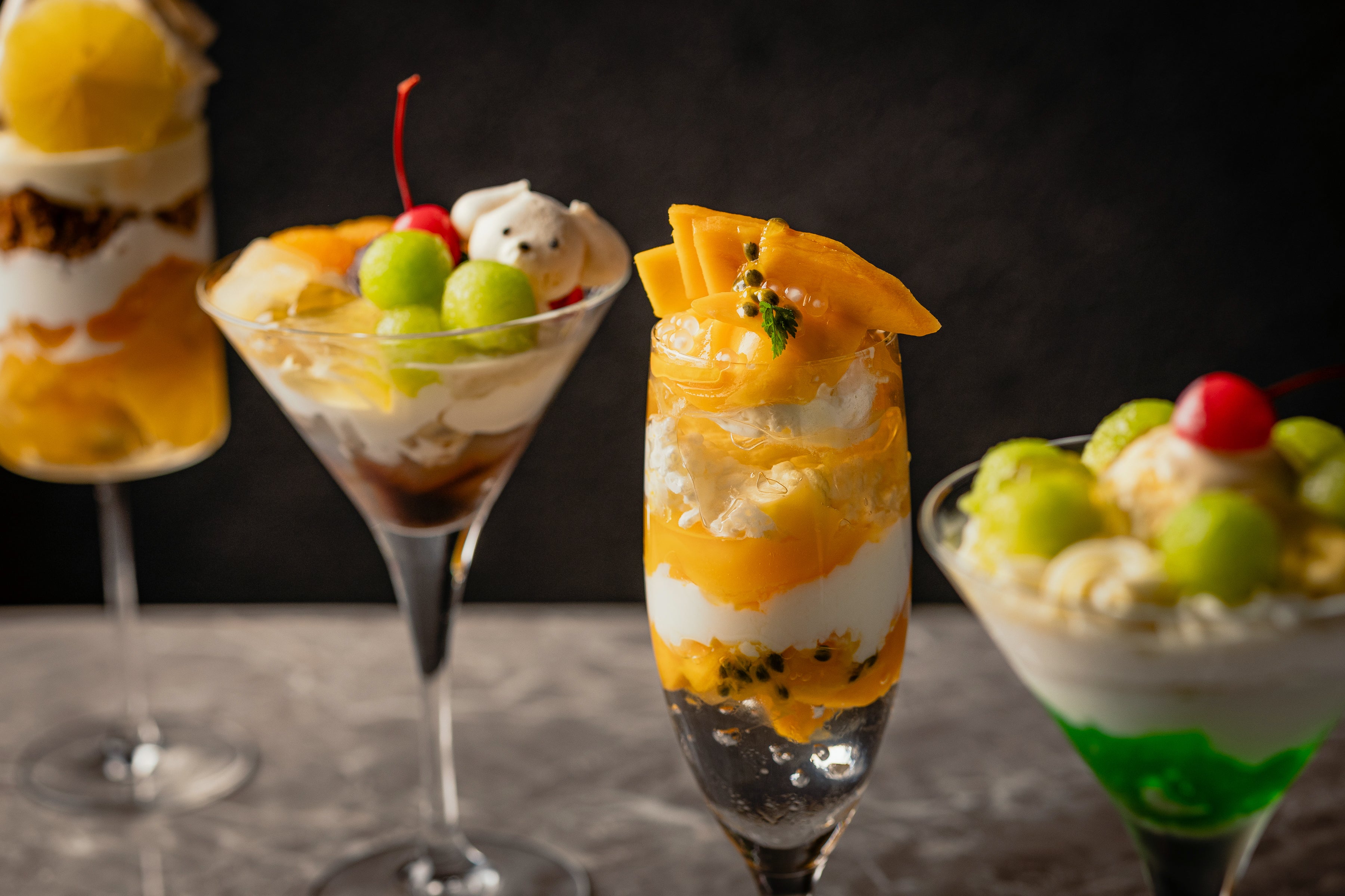 気鋭のパティシエが監修する大人パフェ。完全会員制の「季節会」特別