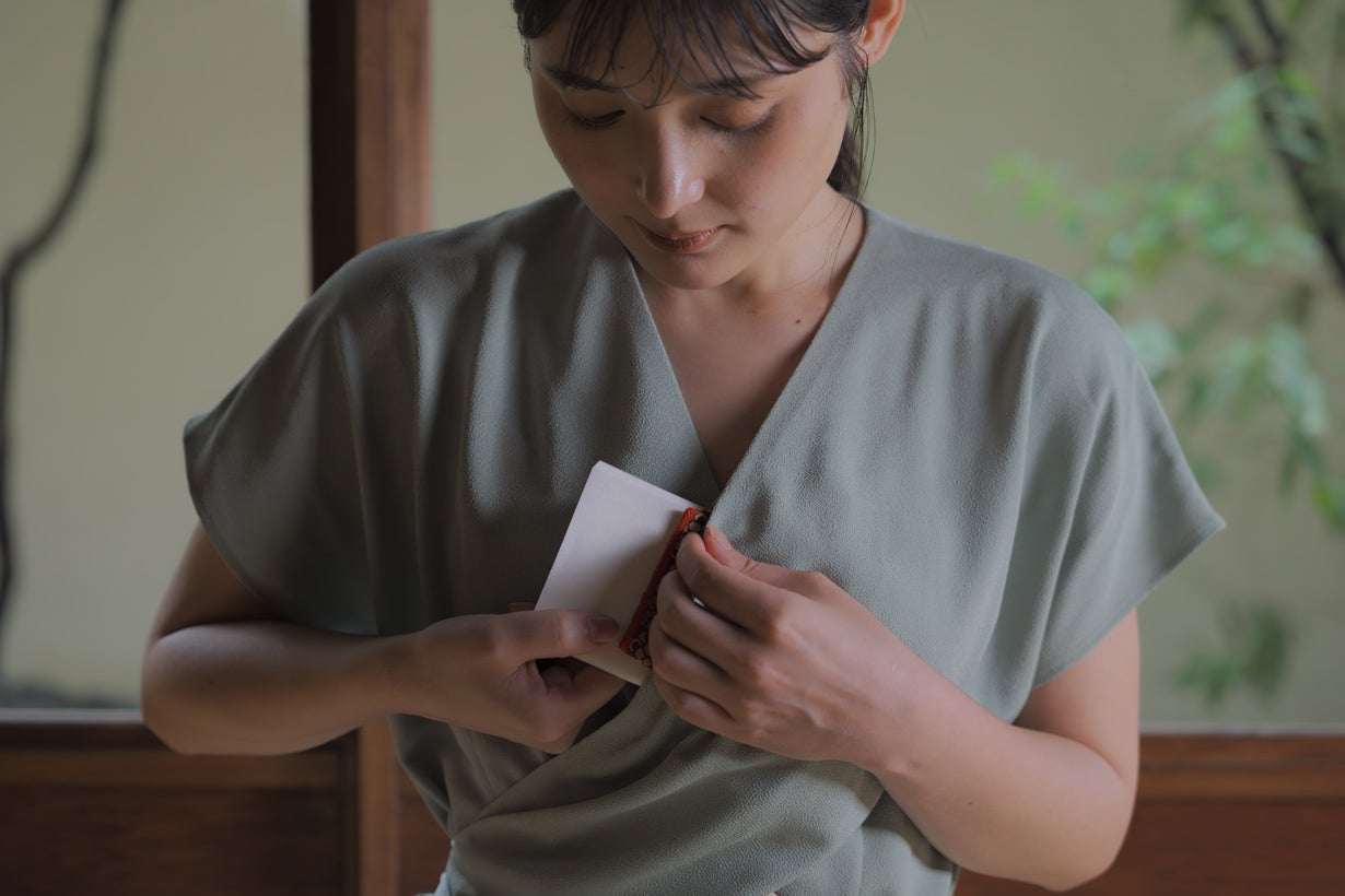 茶道文化から誕生。所作を美しく、豊かな時間を過ごすための衣服｜伝統