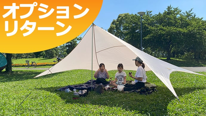 広い窓からは光と風が入る。解放感を求めたティピーテントとタープで緑