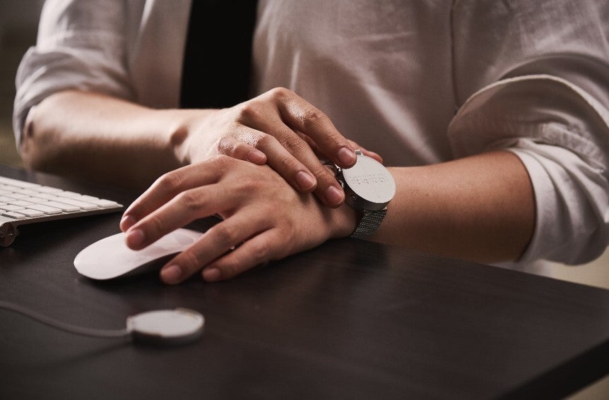 世界初！視覚障害者の人でも使える、点字が浮き出るスマートウォッチ