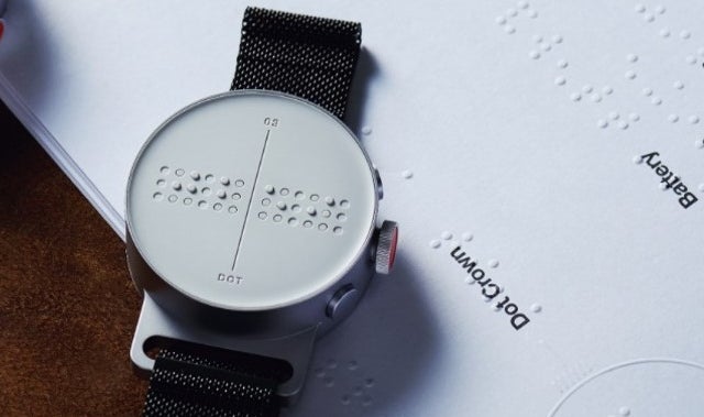 世界初！視覚障害者の人でも使える、点字が浮き出るスマートウォッチ