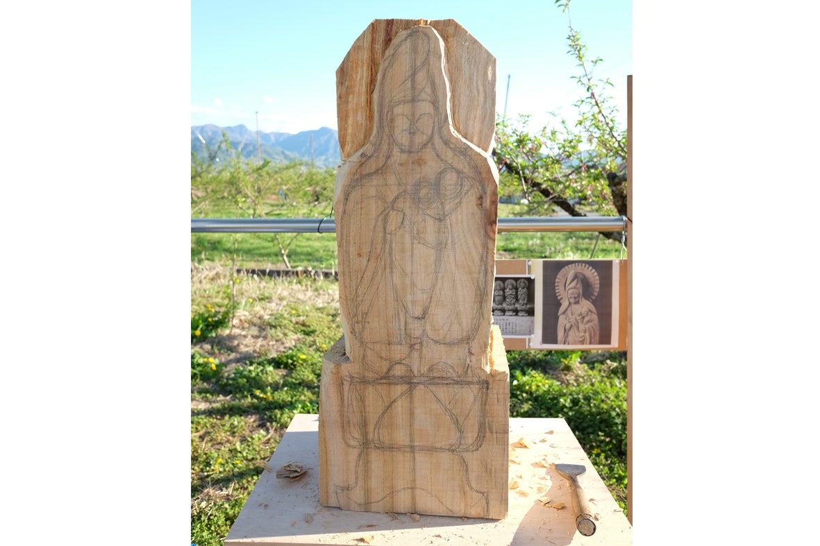 山梨県身延町の木で幻の微笑仏が甦る『生誕300年木喰展』戦火に