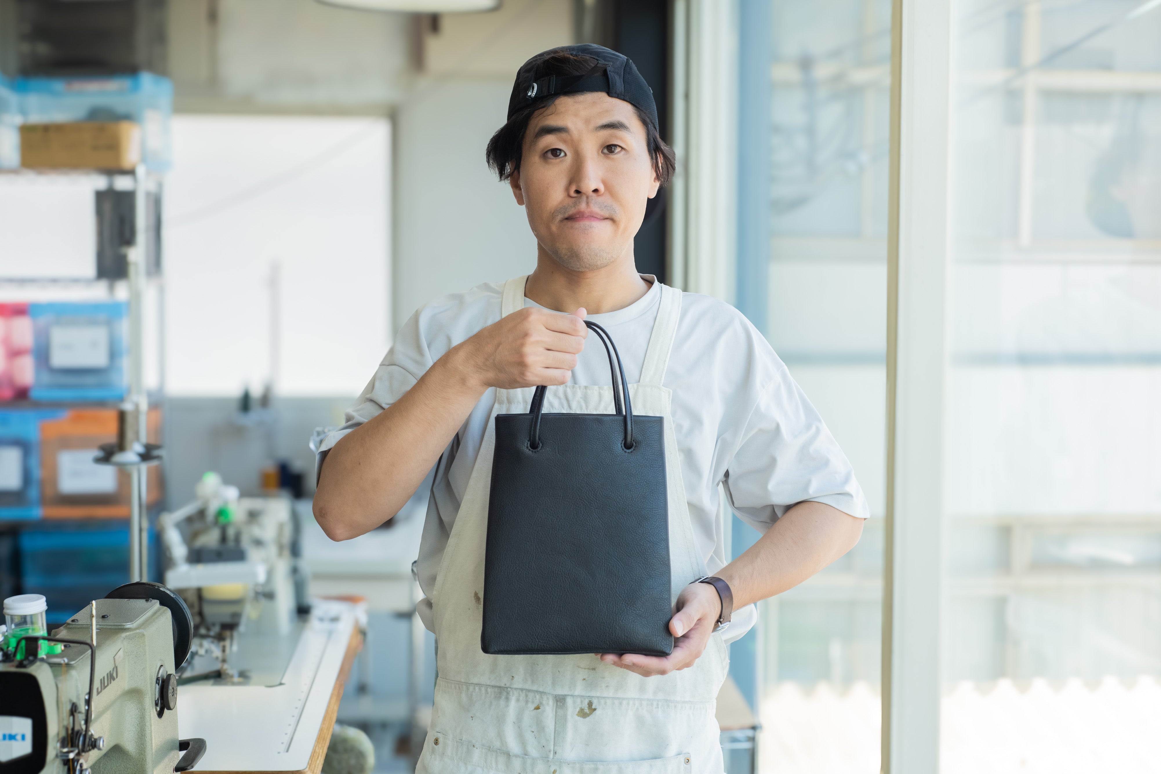 職人がデザインと機能性を追求！ 職人が本気で作る紙袋風「大人革袋 小