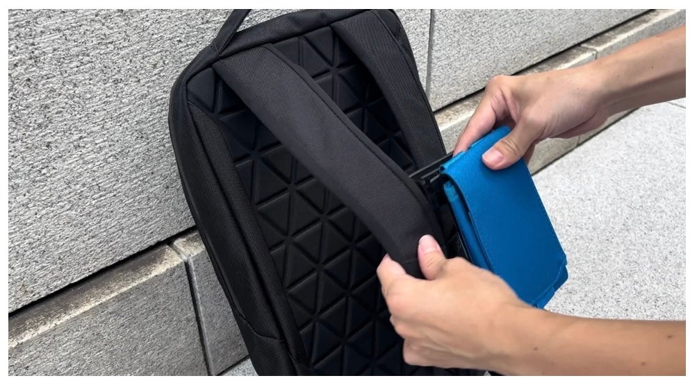 米国特許のクリップ、リュックやショルダーに最適！スマホポケット