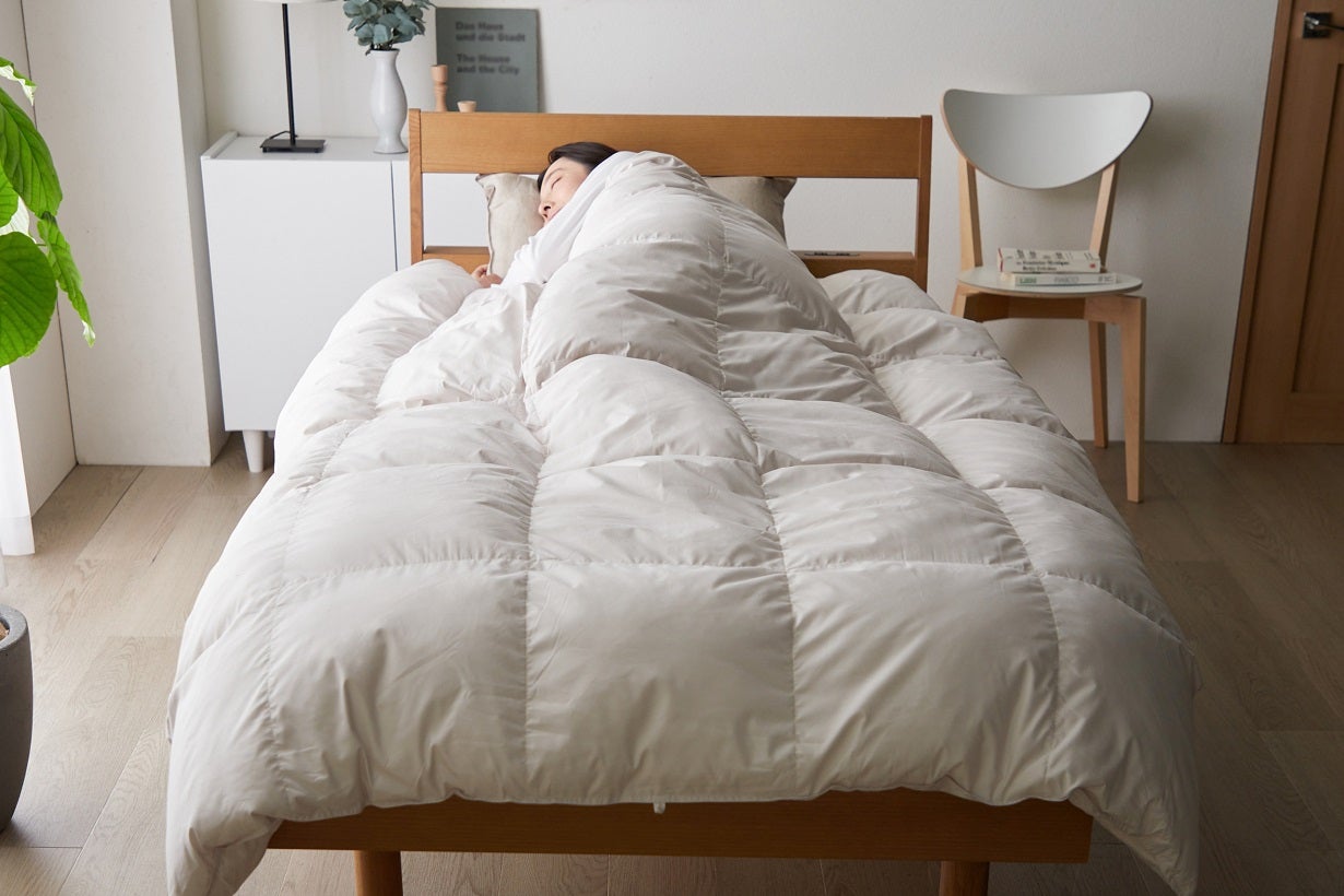 天然羽毛を超えた！保温性能 天然羽毛比約6%UP×超軽量の次世代高