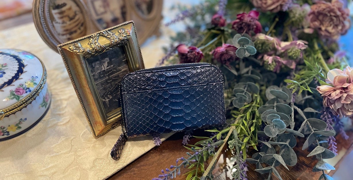 2025年巳年…パイソン虹染＆藍染-カードケース- – Makuake STORE